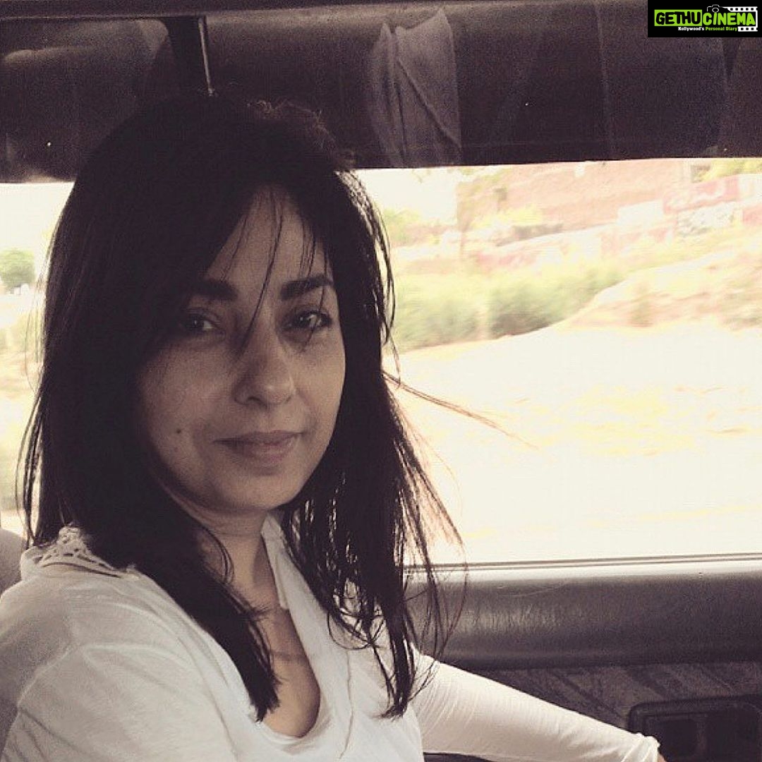 Sarah Khan Instagram - Life is no life without you mother. Nothing in the world can make me happy anymore. I miss you 💔 “Rabbi irham Huma Kama rabbayani saghera(my lord, have mercy on them, as they raised me when I was a child)” Islamabad, Pakistan