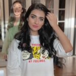 Sarah Khan Instagram - My forever photobomber! @noorzafarkhan Hair and Makeup @neelos_salon (Usman) @nadalenses.online