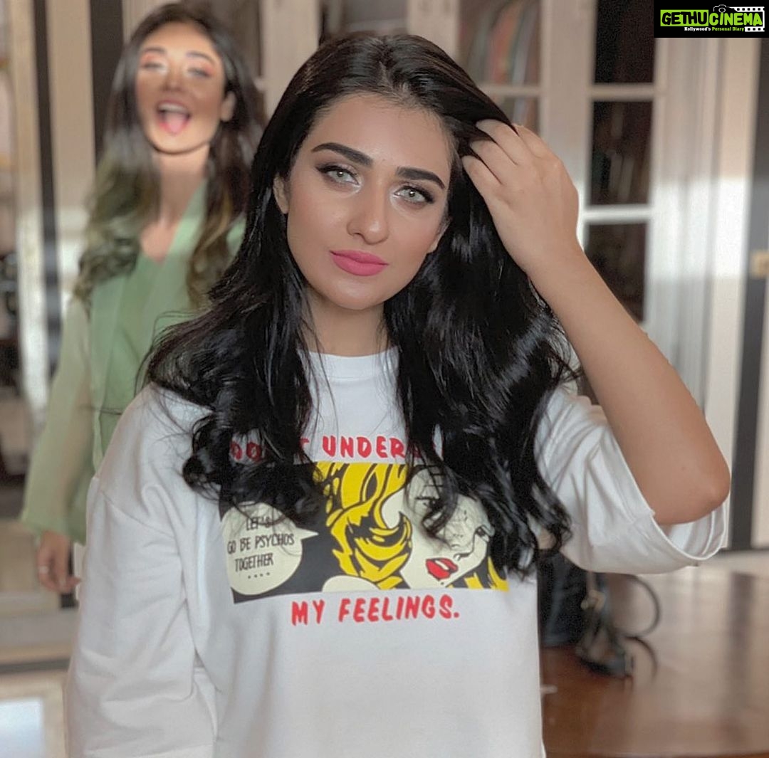 Sarah Khan Instagram - My forever photobomber! @noorzafarkhan Hair and Makeup @neelos_salon (Usman) @nadalenses.online