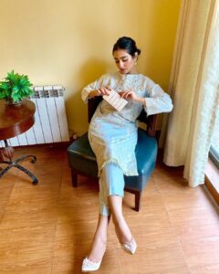 Sarah Khan Instagram - Keeping it as Subtle as necessary. 💫 Loving my Eid Jora from @sapphirepakistan! #sapphirepakistan #EidPret #sapphire #EidWithSapphire