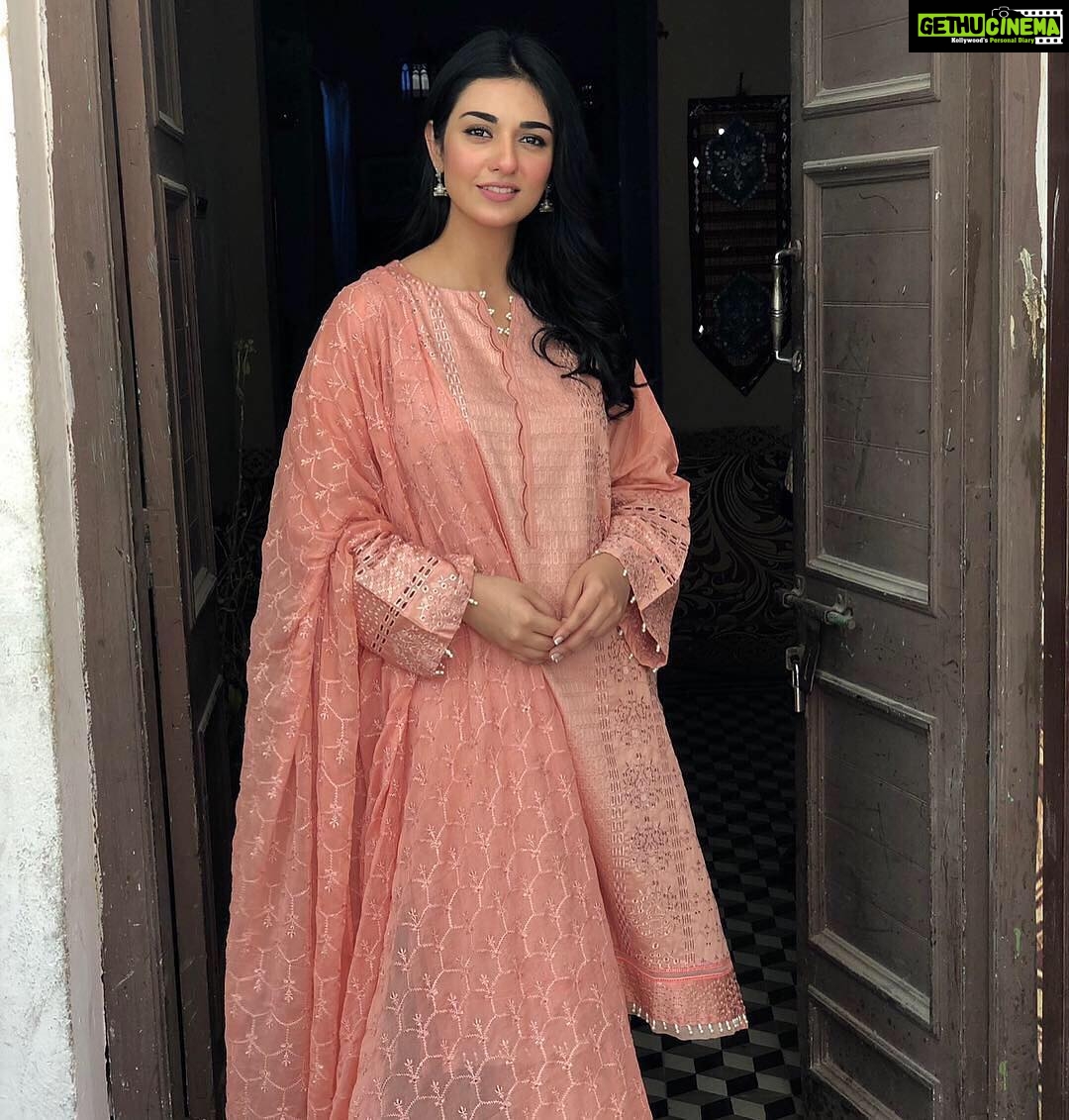Sarah Khan Instagram - Thank-you @bonanzaofficial for sending me this lovely outfit from the festive collection .Its perfect to wear in this hot summer Check out their latest festive collection and shop your heart out with Bonanza!! #Bonanza #BonanzaOfficial #FestiveCollection #BonanzaSatrangi