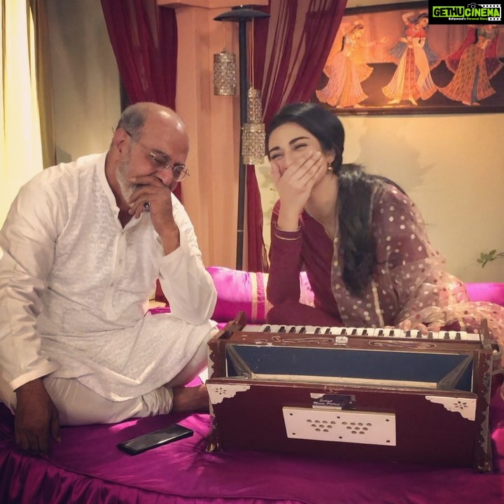 Sarah Khan Instagram - Ustaad Faraghat aur GaitiAra kaa riyaaz! 🤪 #deewareshab @mohammedahmedsyed