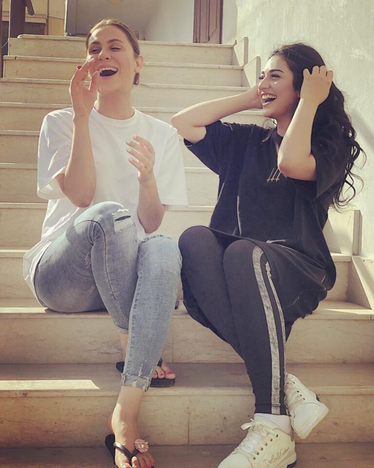 Sarah Khan Instagram - Not all girls are made of sugar and spice and everything nice. Some girls are made of sarcasm and everything fine! 💕