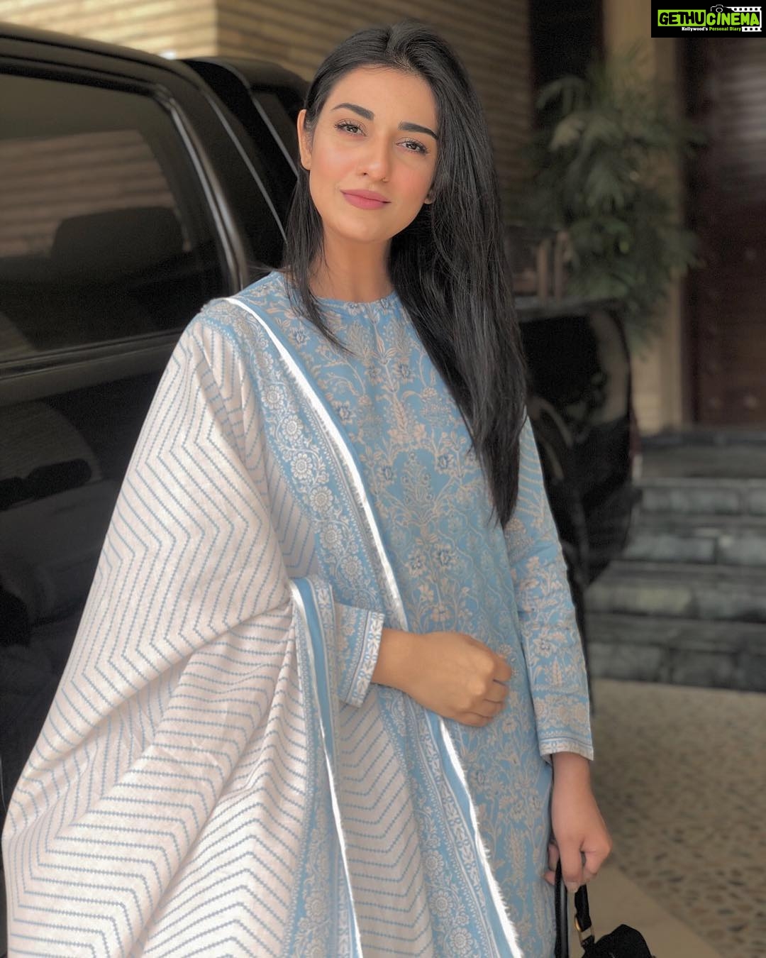 Sarah Khan Instagram - “No matter how you feel, get up, dress up and show up.” – Regina Brett And I choose to style in @alkaramstudio today! #alkaramwoman #alkaramss19 #alkaramstudio