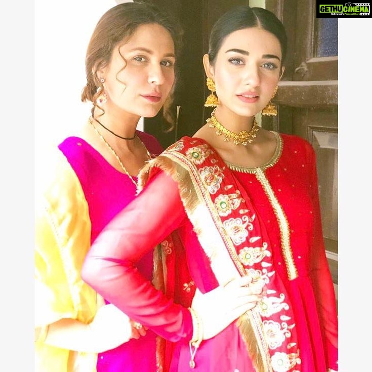 Sarah Khan Instagram - My girl @nausheenshah4 ♥️ Hair and makeup @benishkhanofficial 🌹
