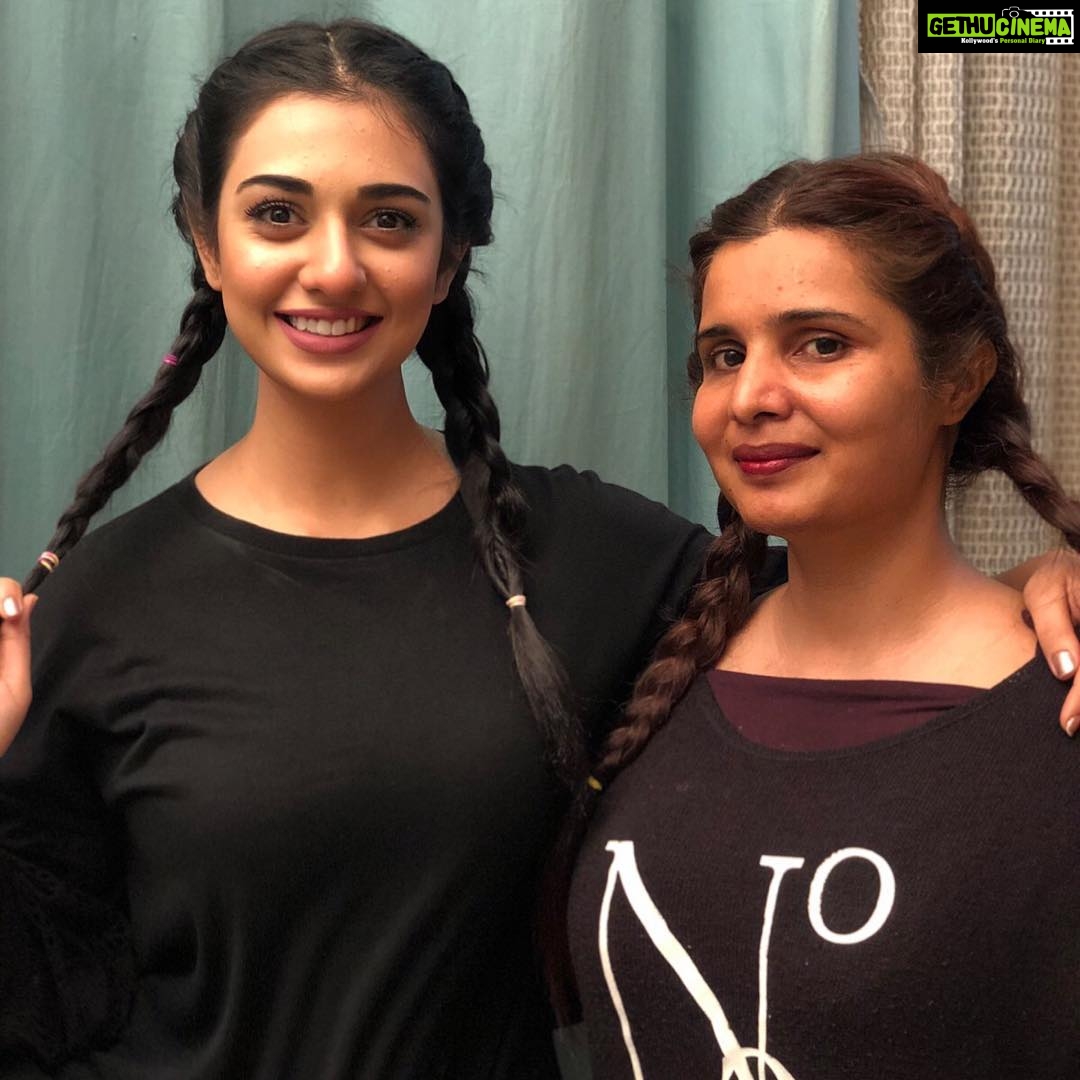 Sarah Khan Instagram - Loving life as ever! Twinning with my makeup Artist Shaheen 💕