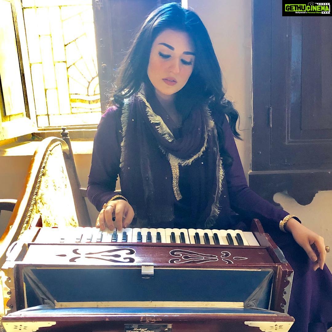 Sarah Khan Instagram - Ustaad Sarah! 👏🏻 @deewareshab 🎬#deewareshab #gaitiara