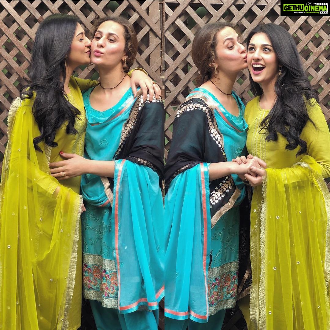 Sarah Khan Instagram - Girl Power! @nausheenshah4 . . . #deewareshab #NausheenShah #humtv