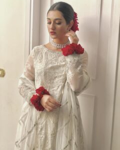 Sarah Khan Instagram - Wearing @mariabofficial 🌹