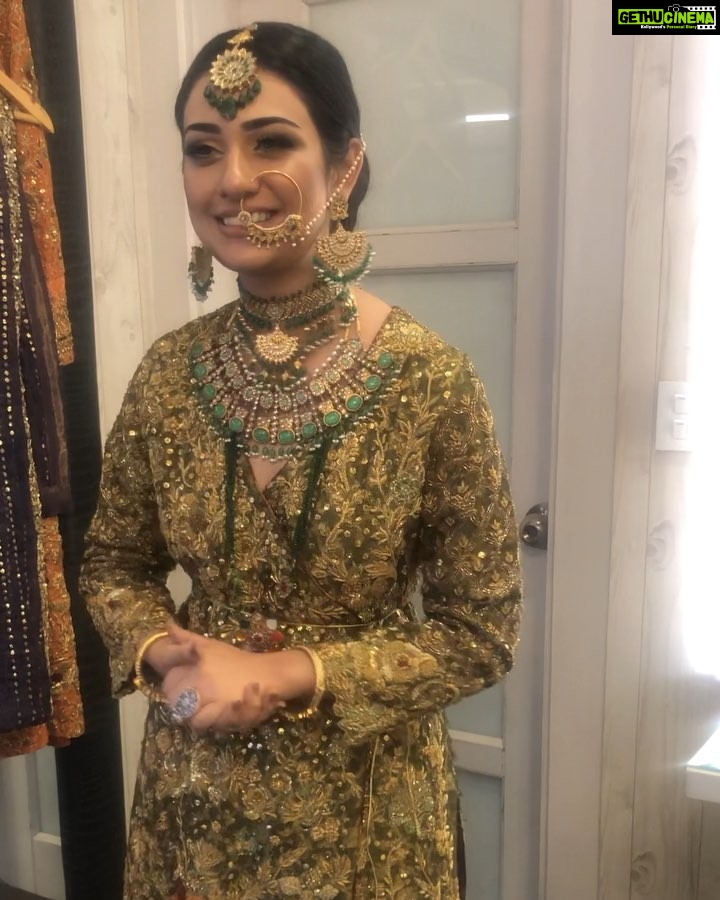 Sarah Khan Instagram - 🤦🏻♀️ ⚡️ @neelos_salon ♥️