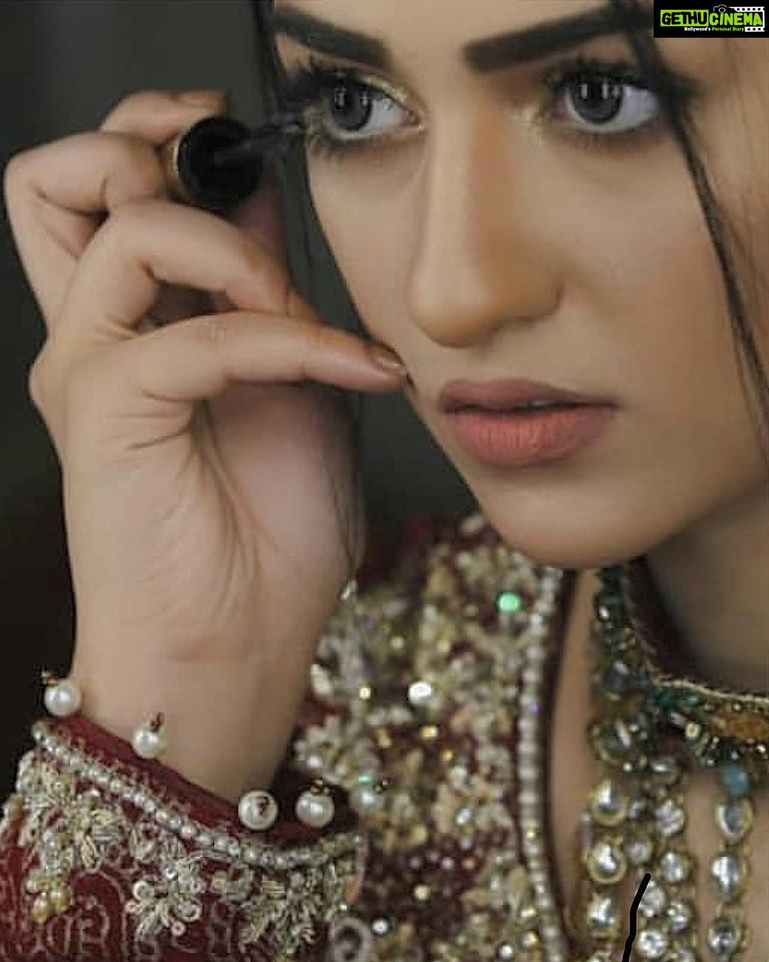 Sarah Khan Instagram - But first, Mascara ✨#backstage #fpw18 @akifilyasofficial