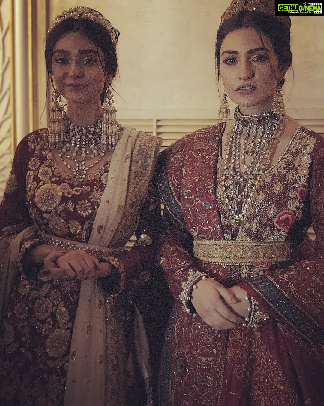 Sarah Khan Instagram - @noorzafarkhann 👑 @humaadnan #backstage #fpw18