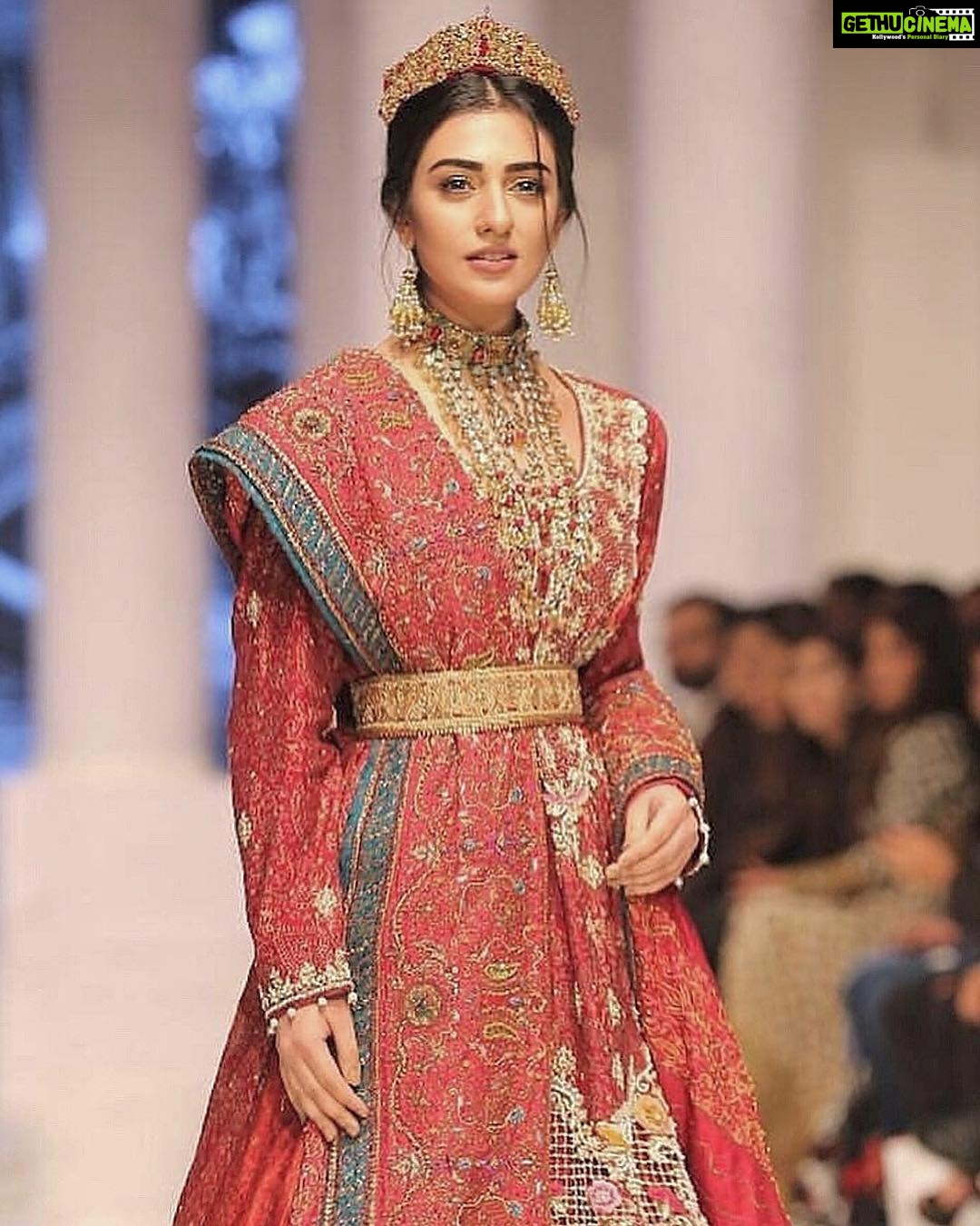 Sarah Khan Instagram - 👑 Walked for a very dear friend @humaadnanofficial and glammed up by non other than @akifilyasofficial #FashionPakistanWeek2018