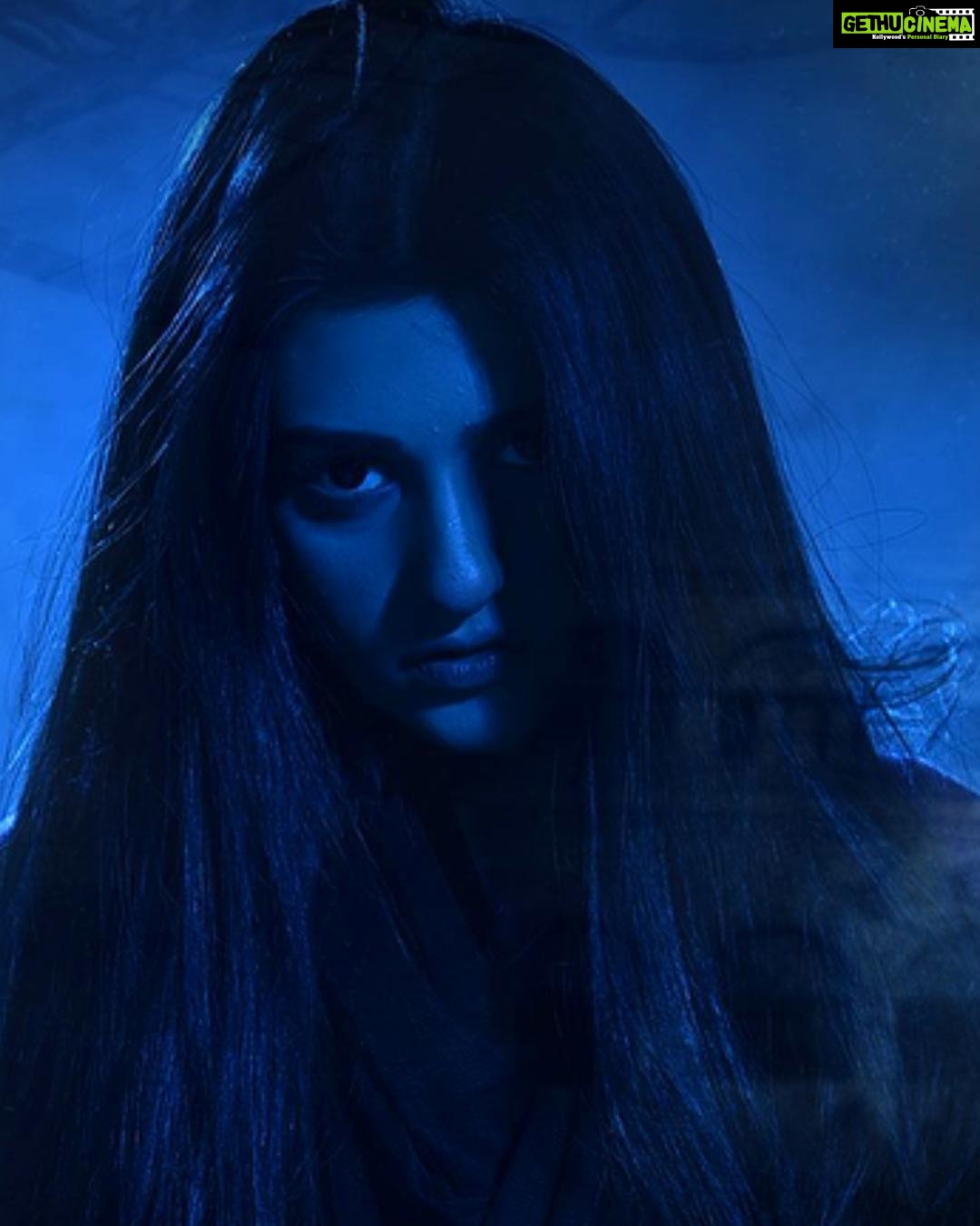 Sarah Khan Instagram - @BelaPurKiDayan LAST EPISODE tonight at 8pm! @humtvpakistanofficial @saife_hasan @amarkhanlove