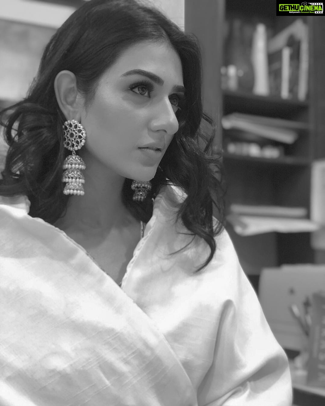 Sarah Khan Instagram - Jhumkian @smart_collection_pk 💕