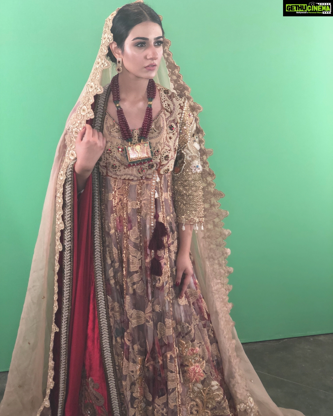Sarah Khan Instagram - Wearing @shamaeelansari ♥️ Jewellery by @fnkasia