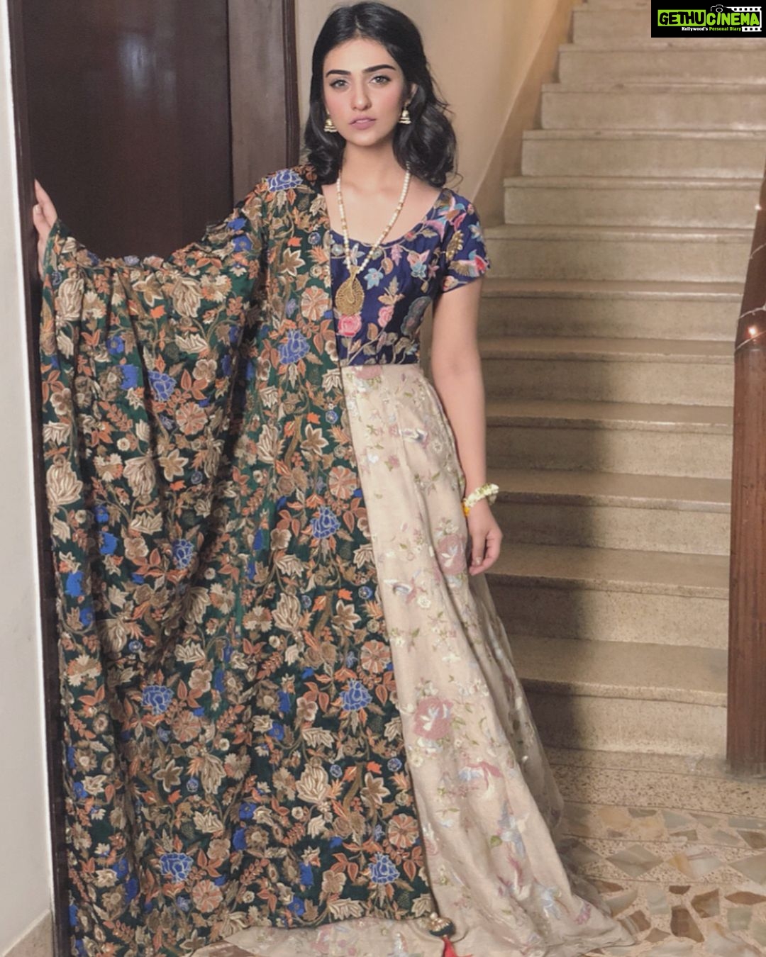 Sarah Khan Instagram - From the sets of @bandkhirkiyan Wearing one of my favourites @humaadnan 💕