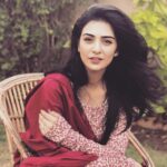 Sarah Khan Instagram - What a beautiful windy day! 🌺 Suboohi from the sets of @bandkhirkiyan