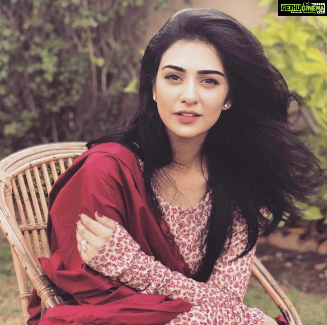 Sarah Khan Instagram - What a beautiful windy day! 🌺 Suboohi from the sets of @bandkhirkiyan