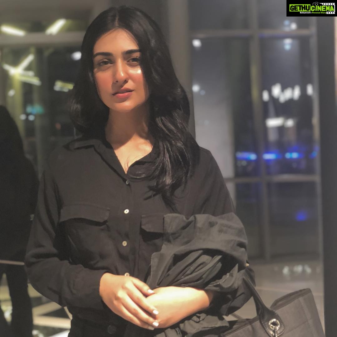 Sarah Khan Instagram - So how was it? Talked about “Band Khirkiyan” (specifically,on your demand) which is starting soon, it’s a project of @humtvpakistanofficial , @aaghaaliofficial is the other lead, it’s a love story of two opposite personalities. AND thank you for great response and love for @merebewafa and @belapurkidayan I had fun, did you? :)