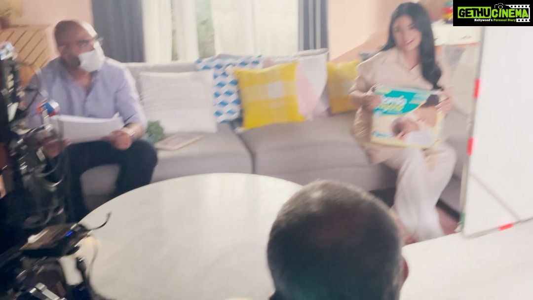 Sarah Khan Instagram - Behind the scene of MAMIA TVC ⭐️ @mamiapakistan . . . . #mamiababydiapers #mamiapakistan #mamiaxsarahkhan @djmaq