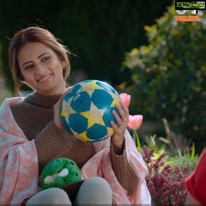 Sargun Mehta Instagram - "Mere Yaara Ve Itna Bta Dee, Tu Kyu Mainu Enna Zada Pyaar Krdaan" Mere Yaara Ve out Now Guys.. M pretty much sure you guys will love it and Qismat 2 releasing tommorow, Start booking your tickets. Click on link for song. https://youtu.be/3QXgZ7CQbRk