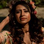 Sargun Mehta Instagram - Aaj tohn patthar'on mein phoolon ka khilna banta hai.. Hum itne arse baad mile , galle toh milna banta hai #3daystogo #QISMAT2 23RD SEPTEMBER 2021 - THURSDAY 📸 @zoraasingh