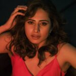 Sargun Mehta Instagram - Burai toh bohot karte hain janab, Kabhi barabri bhi karke batao😉 📸 @zoraasingh Hmu - @jaspreetpanesar.artist @theartofmakeupltd