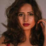 Sargun Mehta Instagram - Tareef ke mohtaaj nahi hotey sachchey log, Kyunki asli foolon par kabhi itar nahi lagaya jata⚘ 📸 @zoraasingh HMU - @theartofmakeupltd @jaspreetpanesar.artist