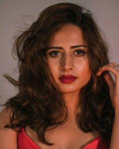 Sargun Mehta Instagram - Tareef ke mohtaaj nahi hotey sachchey log, Kyunki asli foolon par kabhi itar nahi lagaya jata⚘ 📸 @zoraasingh HMU - @theartofmakeupltd @jaspreetpanesar.artist