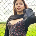 Sargun Mehta Instagram – Ta’umr bass
Ek yahi sabak yaad rakhiye,
Ishq aur ibaadat mein
Neeyat saaf rakhiye 🌸

– anonymous