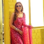 Sargun Mehta Instagram – Ladna chahti hun apnon se ,
Par darti hun
Kahin jeet gayi toh haar jaungi .

– anonymous 

Suit – @aliwarofficial