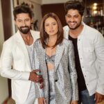 Sargun Mehta Instagram – Live .life.laughter .cheers to 2021🥂🥂🥂🥂

Ps:yeh photos ravi ke birthday ki hain 🦋  @ravidubey2312 @gurnambhullarofficial @dannyalagh @wchirag