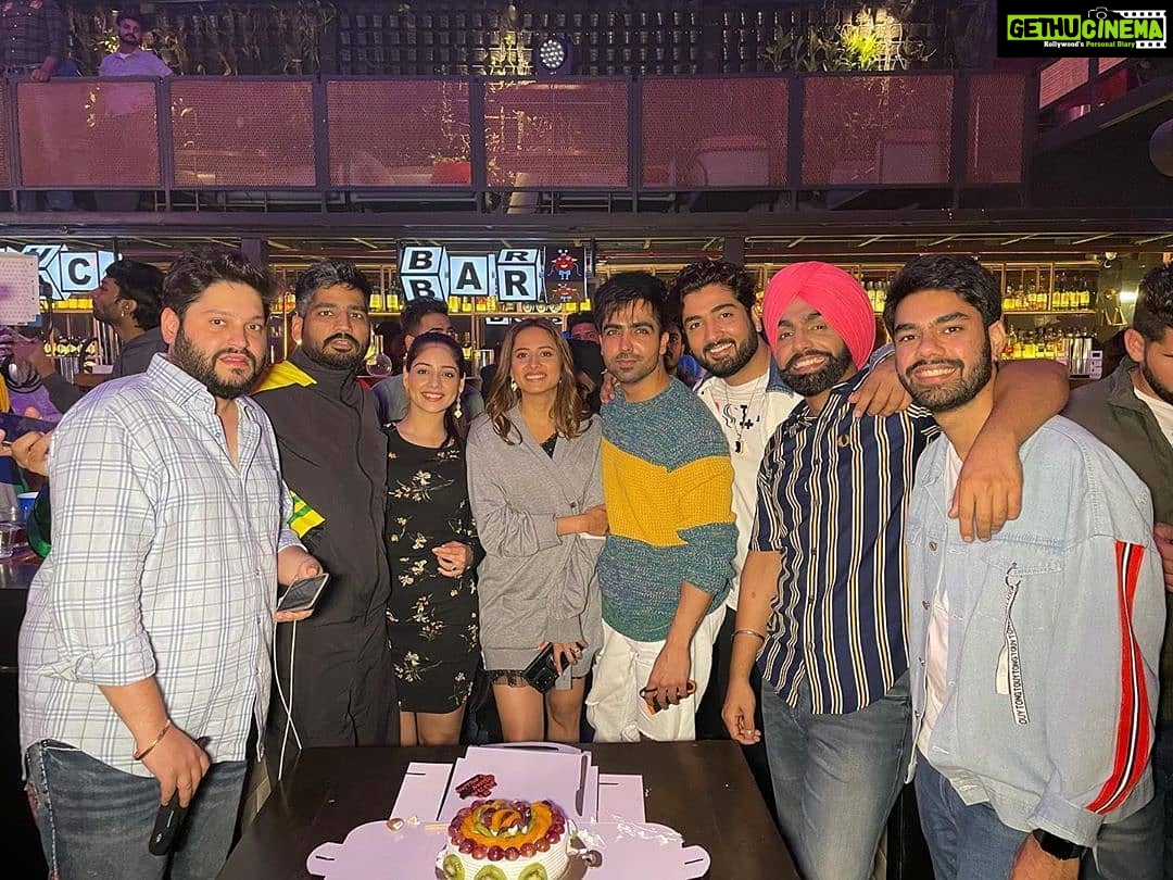 Sargun Mehta Instagram - Yaar mera 🦋🦋 titliaan warga 🥂🥂 Thank you for the love .