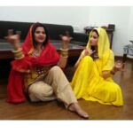 Sargun Mehta Instagram - Meri mom aur bhabhi bhi nautanki hai.. hum sab hi nautanki hain 🤣🤣🤣 @aradhanasp14 @charumehta05 kehte karwachauth ke liye taiyaar huye hain toh performance tohn karein ❤❤❤🤣🤣🤣