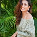 Sargun Mehta Instagram – Clothes – @charumehta05 
Jewellery- @charumehta05 
Smile and happiness- @charumehta05 thank you for bringing so much joy ..

📸 – @curiousharsh