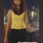 Sargun Mehta Instagram - I miss randomly dancing at restaurants.. because well .. I am this ramdom Singers -@ravidubey2312 @dannyalagh Location - @sandhouse_cafe