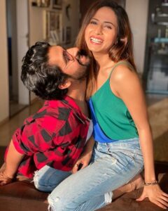 Sargun Mehta Instagram - #TOXIC out now . Swipe up on my storybor click on the link in my bio . Jao dekho 😀