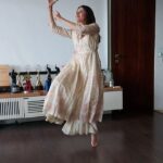 Sargun Mehta Instagram - For all of you asking me how my quarantine looks . I watch people doing bhangra, download the videos , learn them then i make a video. I realised i am happier when i am dancing . So doing what makes me happy . Song - guddiyan patole by @gurnambhullarofficial Choreo - @bhangraempire @jagdeepsidhu3 yaara ne likhi aa movie 😀😀
