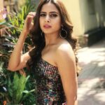 Sargun Mehta Instagram – Yes yes .. thats my pizza.
Ab toh sapne bhi sirf yeh aate hain 🍕🌭🍗🌮🥪🥘🌯🥣🍜🍛🥮🥟🥟🧁🍦🧁🍦