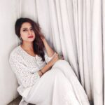 Sargun Mehta Instagram - Kabhi kabhi bolne mein achcha lagta hai "light at the end of the tunnel" , "har ghani andheri raat ke baat ek bohit ujla sawera hota hai" Par sach toh yeh hai... ki yeh baatein kabhi kabhi asar bhi nahi karti . Mann karta hai sawera hona hi hai toh jaldi hoja na . Bass ho gaya mere test . Kar de pass ab .. Anyone feeling the same ?