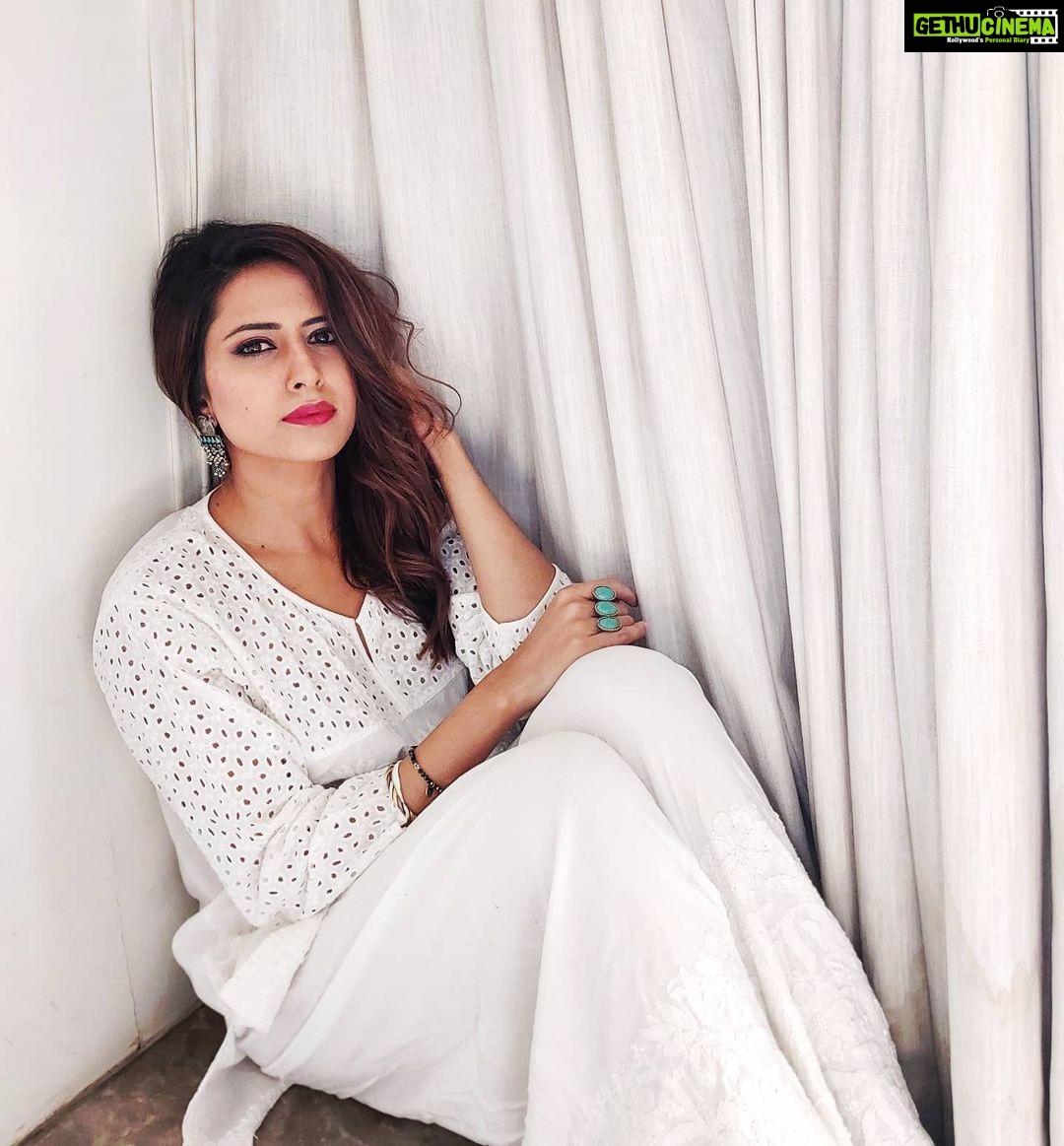 Sargun Mehta Instagram - Kabhi kabhi bolne mein achcha lagta hai "light at the end of the tunnel" , "har ghani andheri raat ke baat ek bohit ujla sawera hota hai" Par sach toh yeh hai... ki yeh baatein kabhi kabhi asar bhi nahi karti . Mann karta hai sawera hona hi hai toh jaldi hoja na . Bass ho gaya mere test . Kar de pass ab .. Anyone feeling the same ?