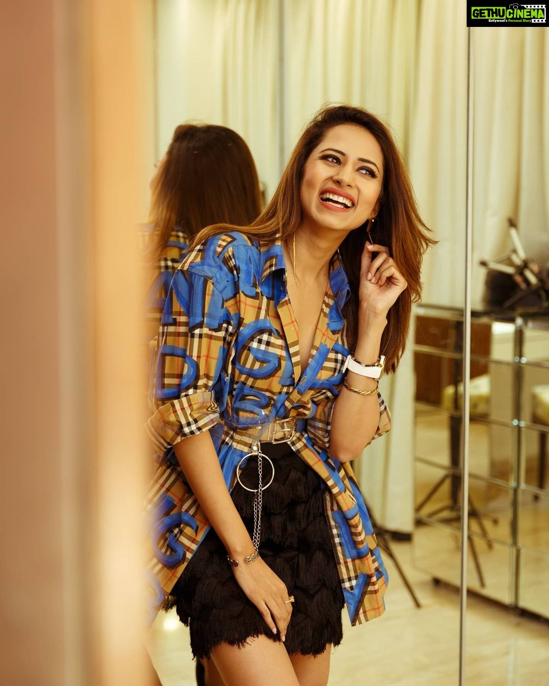 Sargun Mehta Instagram - Lockdown mein apne kapdon se bore ho jao toh aise style karo apne husband ke kapdon ko 😂😂😂😂. @ravidubey2312 thank you for not cribbing about me literally raiding your cupboard all the time 🤗. How many of you raid your brother/husband/bf's cupboard like me ? 📸 @dannyalaghphotos