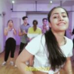 Sargun Mehta Instagram - Posting a rejected video of #phone choreography with @dhanashree9 kyunki maine bohot zyaada bura kiya tha . Then reshot the good version after another daybl of reheasal jo aap dekh chuke ho. Now its quarantine toh apne bure wale videos post karne ka mauka hai. Karo karo.