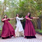 Sargun Mehta Instagram - Have a safe and happy holi. 🙏🙏 Choreography- @lightscameradance.lcd Videography- @ohmygosh_joe Dancing with the beautiful- @nirmitijhaveri @aarohibshah #happyholi #sargunmehta #dancediaries