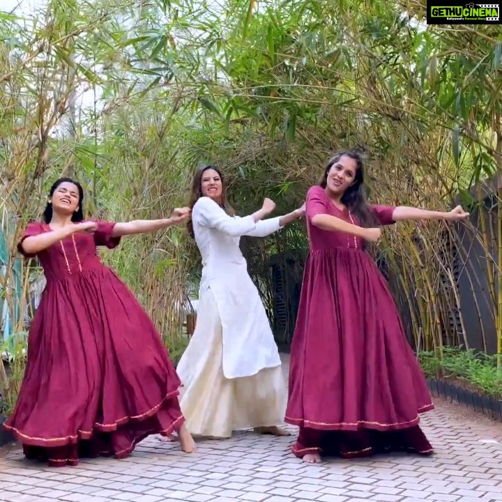 Sargun Mehta Instagram - Have a safe and happy holi. 🙏🙏 Choreography- @lightscameradance.lcd Videography- @ohmygosh_joe Dancing with the beautiful- @nirmitijhaveri @aarohibshah #happyholi #sargunmehta #dancediaries