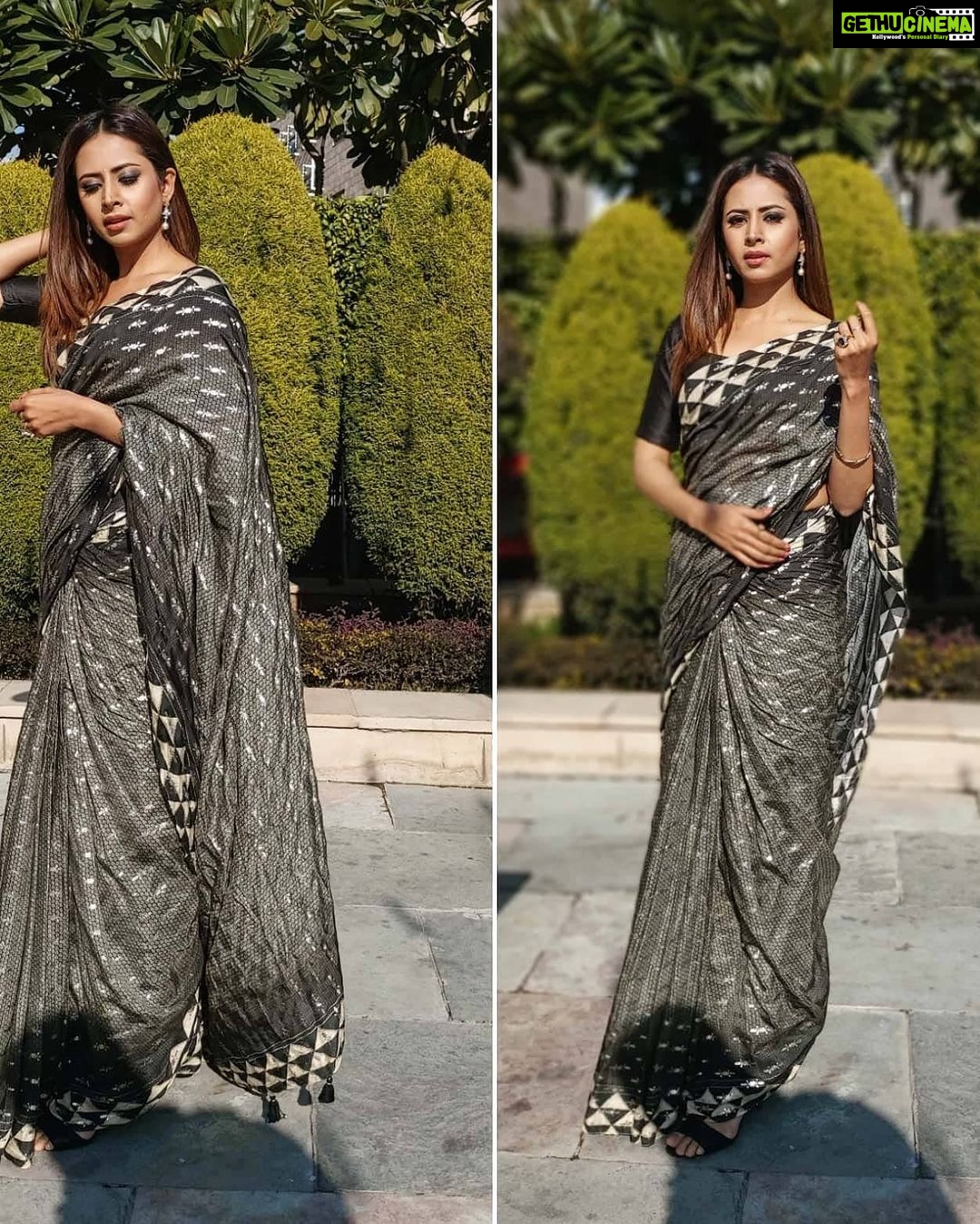 Sargun Mehta Instagram - The saree feels .... Saree - @anitadongre