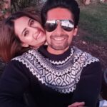 Sargun Mehta Instagram – Tu toh suraj hai badi, khud ko jala kar bhi sabko roshni deta hai. Tujhse hum sab mein chamak hai .par tujhse zyaada tej , tyjhse zyaada roshni aur kissi mein nahi.

Happy birthday mere solar system ke sun. @ravidubey2312🍸🍫🍸🍫🍸🍫