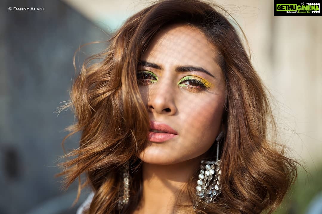 Sargun Mehta Instagram - Tum kya mujhe rokogey, Main toh khud apne bass ki nahi . 📸 @dannyalaghphotos