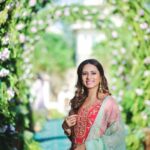 Sargun Mehta Instagram - Mehndi hai rachne wali vibes 🤣 Wearing - @the_rosegirl Jewellery - @balkishanjewellers 📸 - @jack_himanshu @israniphotography #madlove #wedding